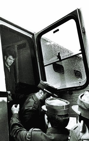 Miguel Ricart, a finales de los 90, transportado en un furgón desde la cárcel. ::
JOSÉ MARÍN