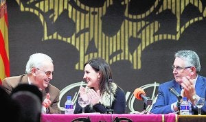 La consellera Catalá, ayer en Lo Rat Penat, entre Fernando Millán y Enric Esteve. ::                             IRENE MARSILLA