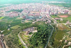 Imagen aérea de parte del término de Alzira, con la Muntanyeta del Salvador en primer término. ::
LP