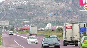 Varios vehículos circulan por la N-332 en el tramo comprendido entre Cullera y Favara. ::                             FRANCISCO GARCÍA