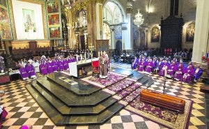 El cardenal Carles descansa ya ante el altar de la Virgen de los Desamparados