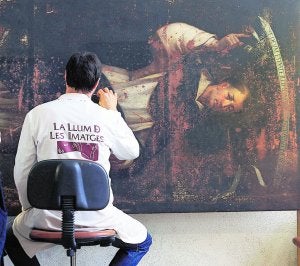 Un trabajador de la fundación restaura una obra de arte. ::
IRENE MARSILLA