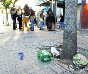 Restos de botellón en una calle de Valencia, ayer por la mañana. ::                             IRENE MARSILLA