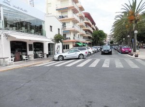 La avenida Jaume I, donde se va a proceder a ampliar las aceras y reorganizar el aparcamiento que ahora está en batería. ::                             R. GONZÁLEZ