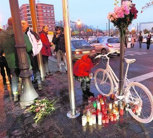 Bicicleta blanca colocada en memoria de Rebeca Borrás el pasado marzo. ::                             JESÚS SIGNES