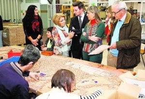 Representantes de la Fundación Espurna y autoridades municipales, junto a la consellera de Bienestar Social, en el centro. ::
JUANJO PERET