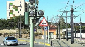 Un cruce del tranvía situado junto a un instituto de Paterna lleva un mes sin semáforo
