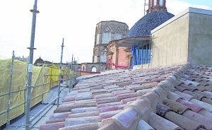 Basílica. Tejas clásicas en la restauración del tejado de la Virgen. / LP