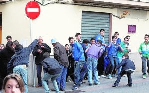 Un menor lanza una rata (arriba a la derecha) ante la mirada del resto de espectadores. ::                             J. SIGNES