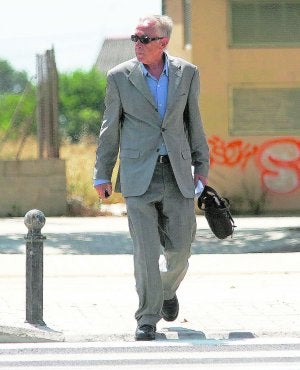 El anestesista Juan Maeso camina por una calle en una imagen de archivo. :: JUANJO MONZÓ