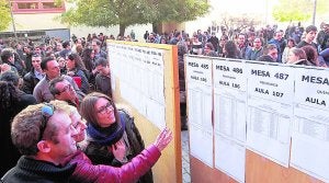 Aspirantes en el campus de Tarongers de la Universitat, ayer, donde se celebraron las pruebas. ::                             J. MONZÓ