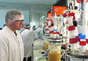 Un investigador de Ainia ante el sistema mecánico que reproduce la función del colon. ::                             JESÚS SIGNES