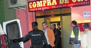 Dos de los detenidos salen del establecimiento registrado ayer en Xirivella. ::                             JUANJO MONZÓ