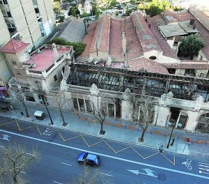 La antigua Bombas Gens, con la parte delantera destruida por las llamas. ::                             JESÚS SIGNES