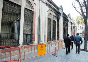 Fachada principal de la antigua fábrica, recayente a la avenida Burjassot. ::
J. SIGNES