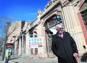 Carlos Gens Navarro, delante de la fachada incendiada de la fábrica Bombas Gens. ::                             TXEMA RODRÍGUEZ