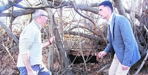 El concejal de Medio Ambiente, José Gozalvo, con el arqueólogo Javier Máñez en el yacimiento romano. ::
LP