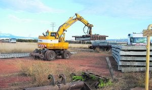 Máquinas trabajando el primer día del inicio de las obras. ::                             LP