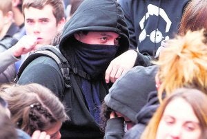 Un joven encapuchado, entre los estudiantes que se manifestaron ayer en Valencia. ::                             DAMIÁN TORRES