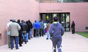 Una de las habituales colas que se forman desde primeras horas de la mañana para acceder al Registro Civil de Orihuela. ::
J. A.