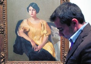 Un visitante observa la exposición de Helena Sorolla que se puede ver en el Carmen. ::                             IRENE MARSILLA