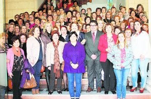 Asociaciones de mujeres de Llíria visitaron ayer Gandia dentro de los actos del Día de la Mujer. ::                             M. PÉREZ