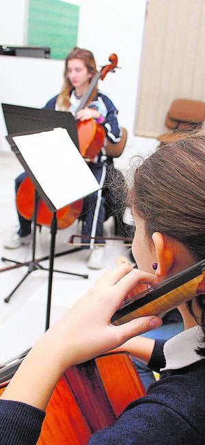 Alumnos durante una clase en un conservatorio. ::                             A. CARRILLO