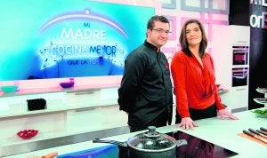 Sergio Fernández y María Jiménez Latorre. Al lado, Luján Argüelles y Juanra Bonet con sus madres.