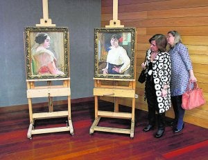 Dos mujeres observan los cuadros de Sorolla que desde ayer se muestran en el San Pío V. ::                             IRENE MARSILLA