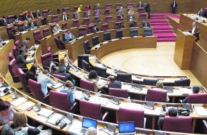 Los diputados que acudieron a la última sesión del pleno, ayer en Les Corts. ::                             DAMIÁN TORRES