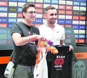 Castillejos junto al goleador Paco Alcácer, que le entregó su camiseta. ::
LP