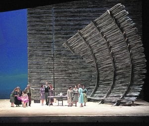 La ópera 'Maror' daba ayer las últimas pinceladas en el ensayo general para su estreno de mañana. ::                             LP