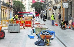 Obras de urbanización en la calle Dénia, en una imagen tomada a finales de marzo. ::                             JESÚS SIGNES