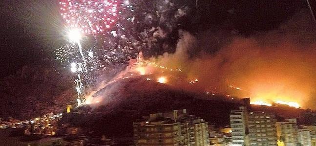 Espectacular imagen de la montaña de Cullera en llamas y con el castillo todavía en pleno disparo. :: Alejandro Gómez