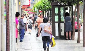 Avenida Al Vedat de Torrent, una de las calles con más comercios de la capital de l'Horta Sud. ::                             LP
