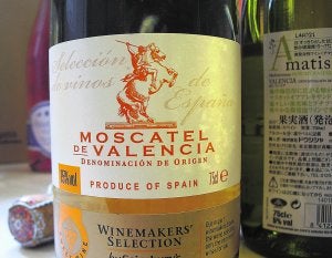 En chino. Etiqueta y contraetiqueta de vinos de moscatel para Asia. ::                             V. LL.                                                Para rusos. Contraetiqueta de un vino de moscatel de Cheste Agraria. ::                             LP