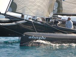 El Alinghi, durante un entrenamiento en su catamarán.