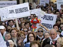 Centenares de personas, muchas de ellas en sillas de ruedas y caminando con muletas, han participado en la manifestación de hoy en Valencia. Foto EFE.