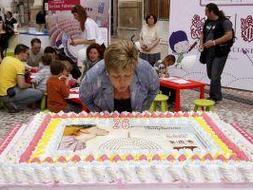 La presidenta de Les Corts, Milagrosa Martínez, sopla las velas de una tarta en Alicante con motivo del día de Les Corts Valencianes. EFE/Manuel Lorenzo
