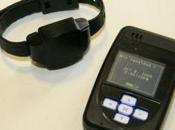 Pulsera y localizador GPS que han  impulsado los ministerios de Igualdad, Interior y Justicia. FOTO AFP