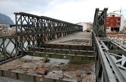 El puente levantado por el Ejército en la localidad alicantina de Beniarbeig este fin de semana.