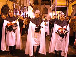 Un momento del desfile, con las torres de Serranos al fondo.