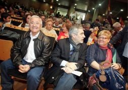 Montalbán, Llamazares y Marcos, en el mitin de IU de ayer.