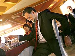 Rajoy aparece pensativo durante un acto electoral, ayer, en Orense.