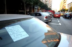 Un coche aparcado en la calle exhibe un cartel para su venta.