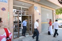 Dos agentes de la Policía Científica salen de la finca donde tuvo lugar el crimen.