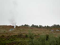 Vehículos de la Guardia Civil y de la empresa Girsa en el vertedero de Olocau, cerca del lugar donde se produjo la grieta de la que salió una columna de gas.