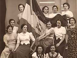 Tropas republicanas (arriba) y las bordadoras con la bandera (abajo).
