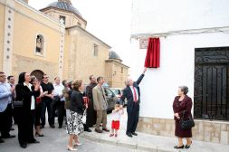 El hermano de Jesús Castellano, Vicente, descubre el rótulo de la calle con el nombre del religioso carmelita.