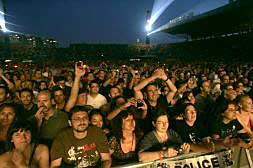 Miles de seguidores de The Police, anoche, en el estadio del Levante.